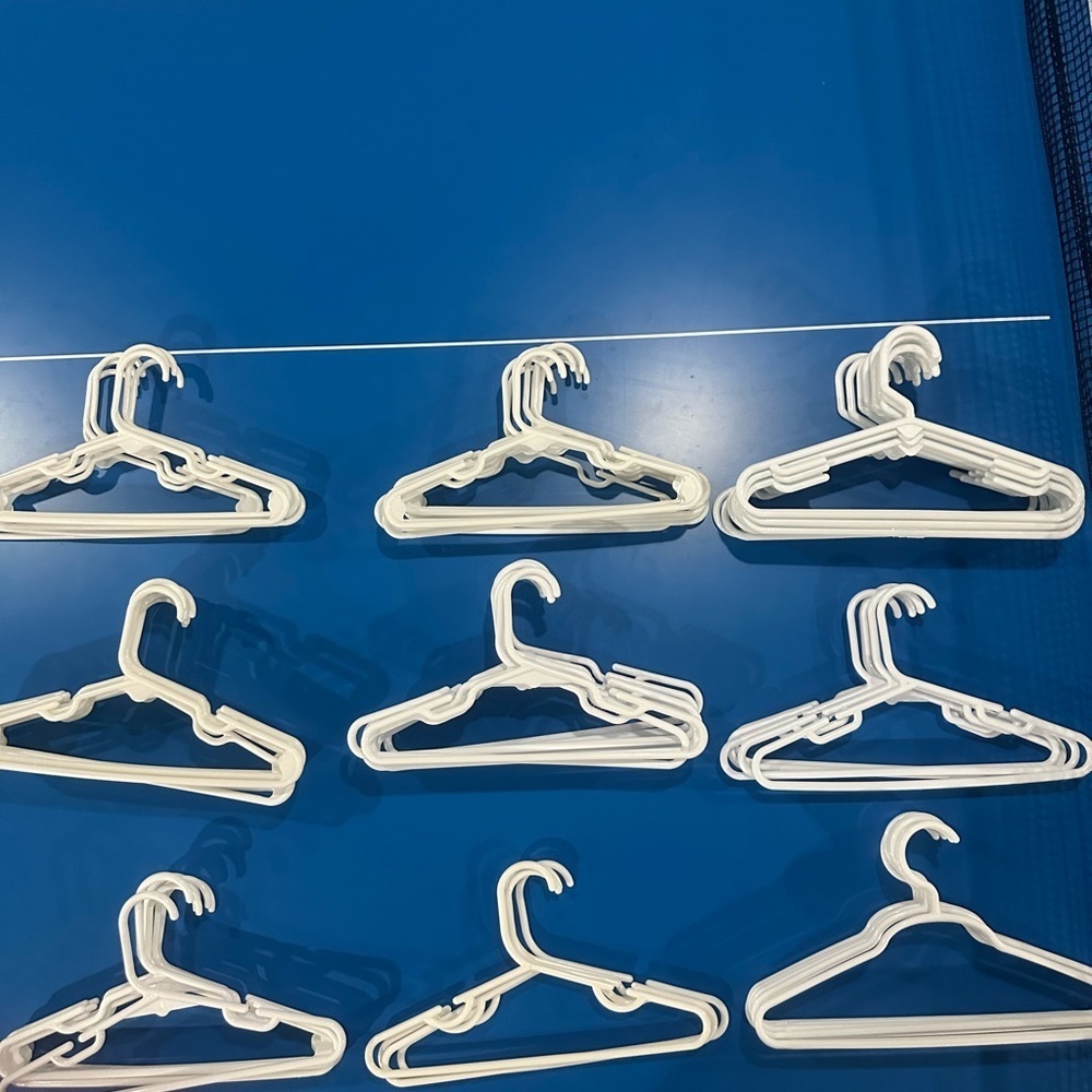 Lot of 65 children’s size plastic hangers. Variety - Picture 6 of 7